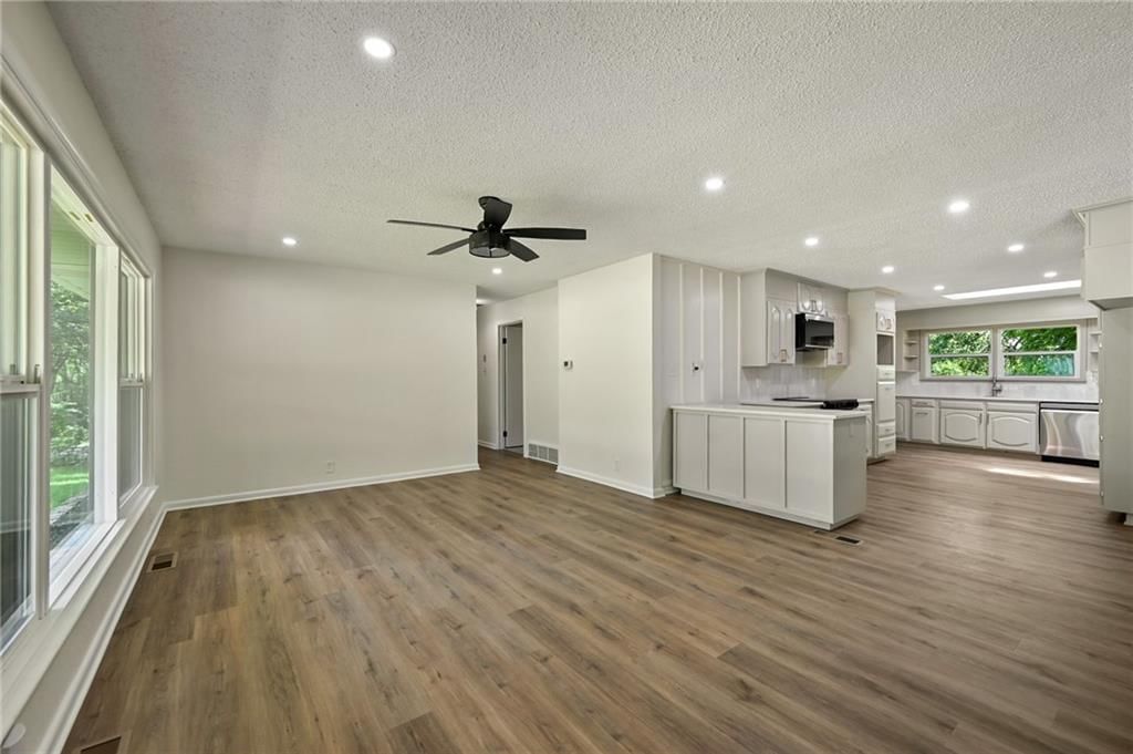 Photo 7 of 26 - 2415 E 126th Street