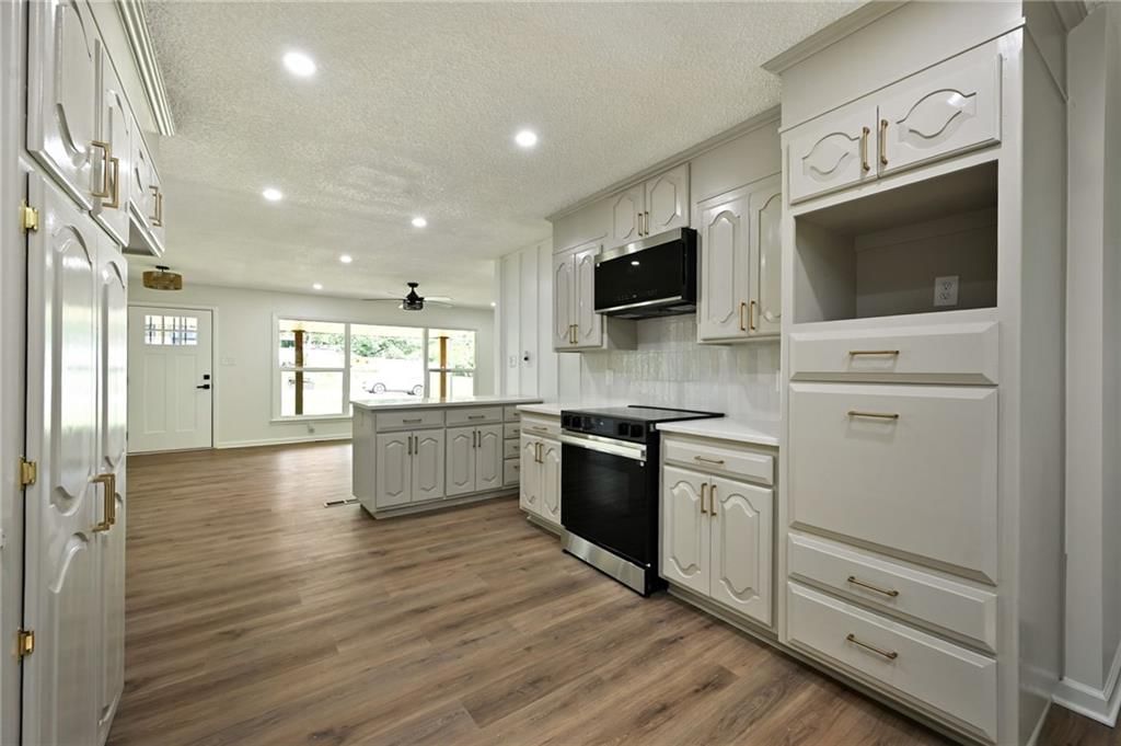 Photo 10 of 26 - 2415 E 126th Street