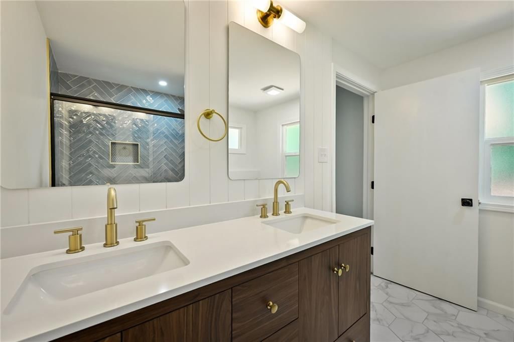 Photo 14 of 26 - 2415 E 126th Street