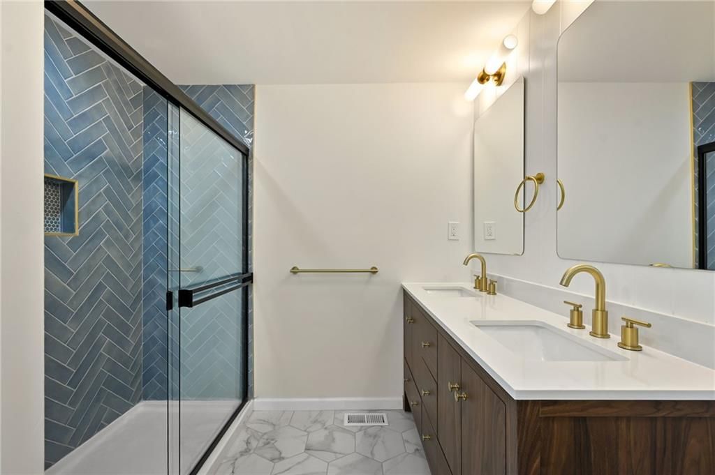 Photo 15 of 26 - 2415 E 126th Street