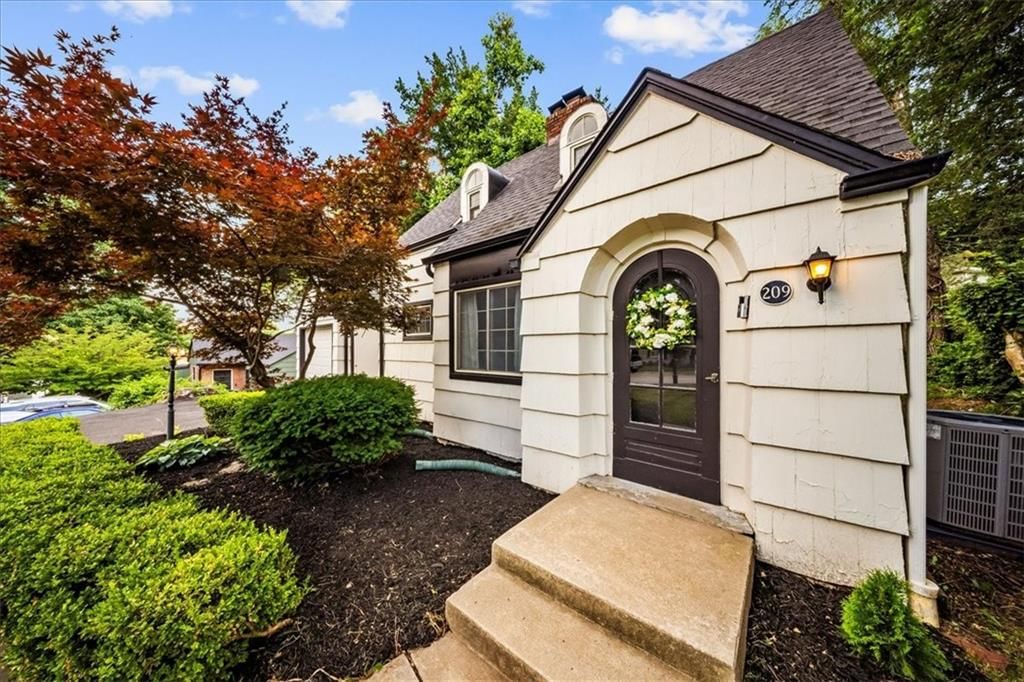 Photo 1 of 49 - 209 NE Briarcliff Parkway