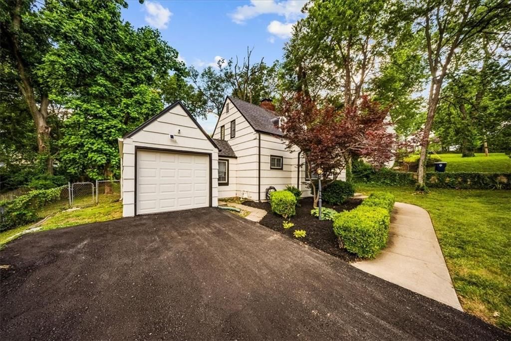 Photo 2 of 49 - 209 NE Briarcliff Parkway