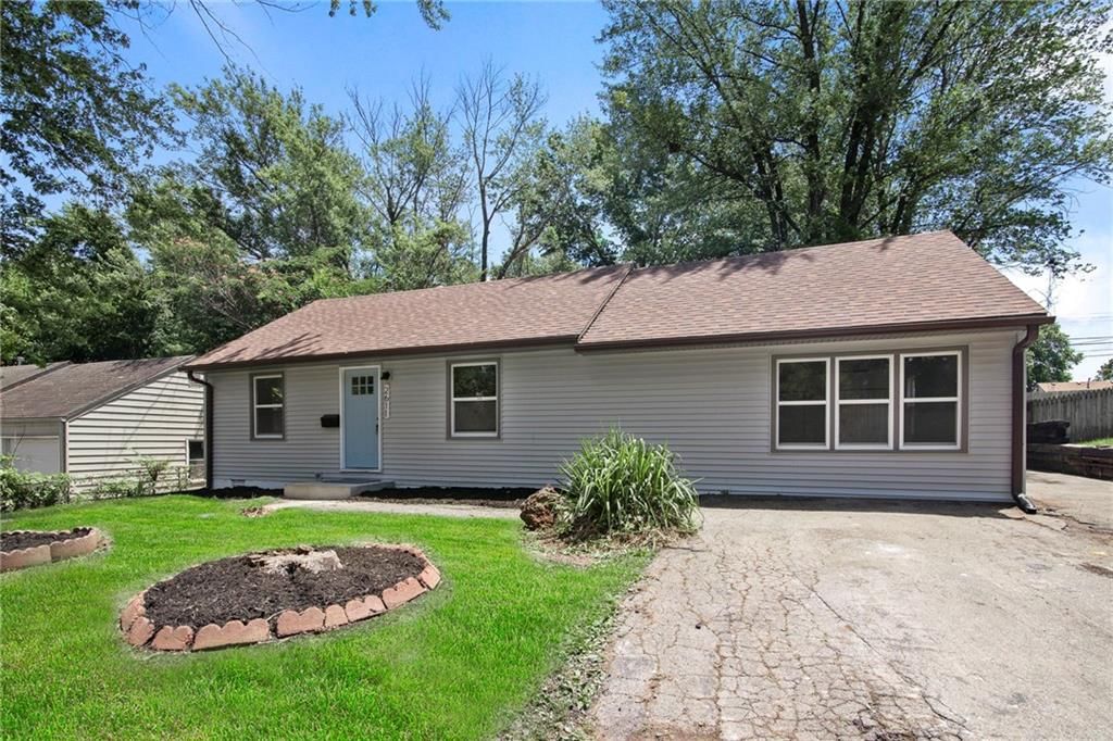 Photo 2 of 32 - 2611 Yates Avenue
