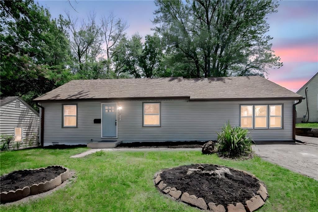 Photo 3 of 32 - 2611 Yates Avenue