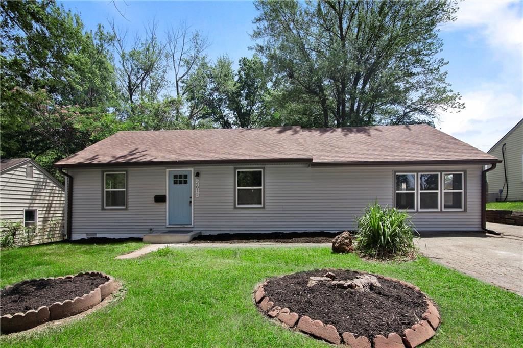 Photo 4 of 32 - 2611 Yates Avenue
