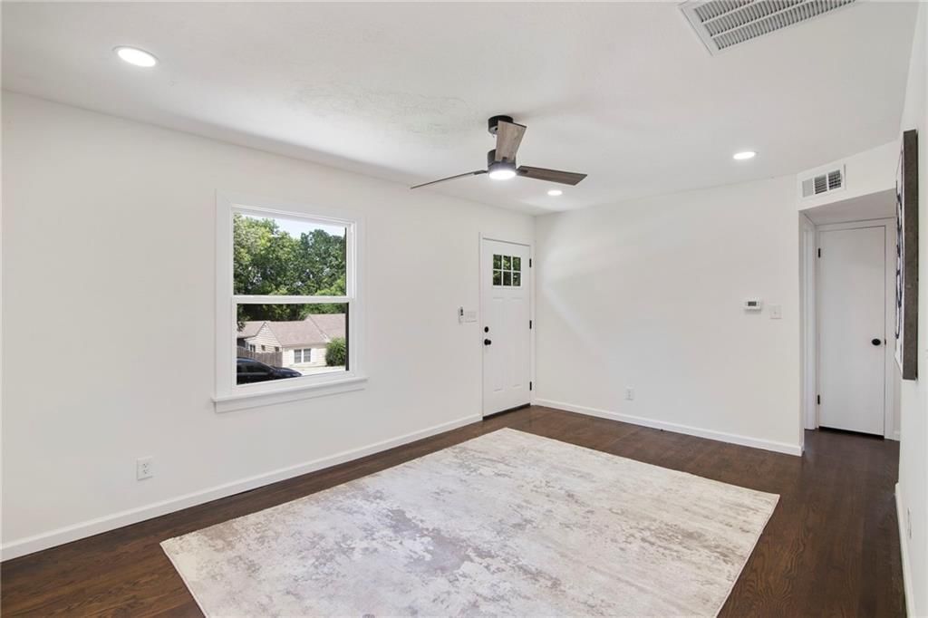 Photo 5 of 32 - 2611 Yates Avenue