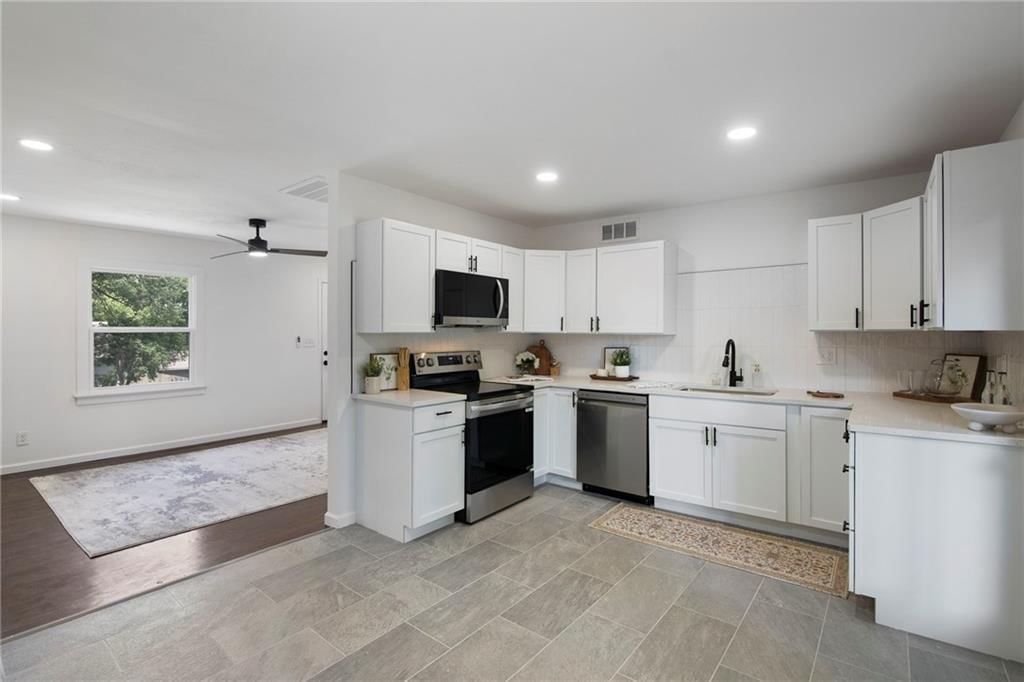 Photo 10 of 32 - 2611 Yates Avenue