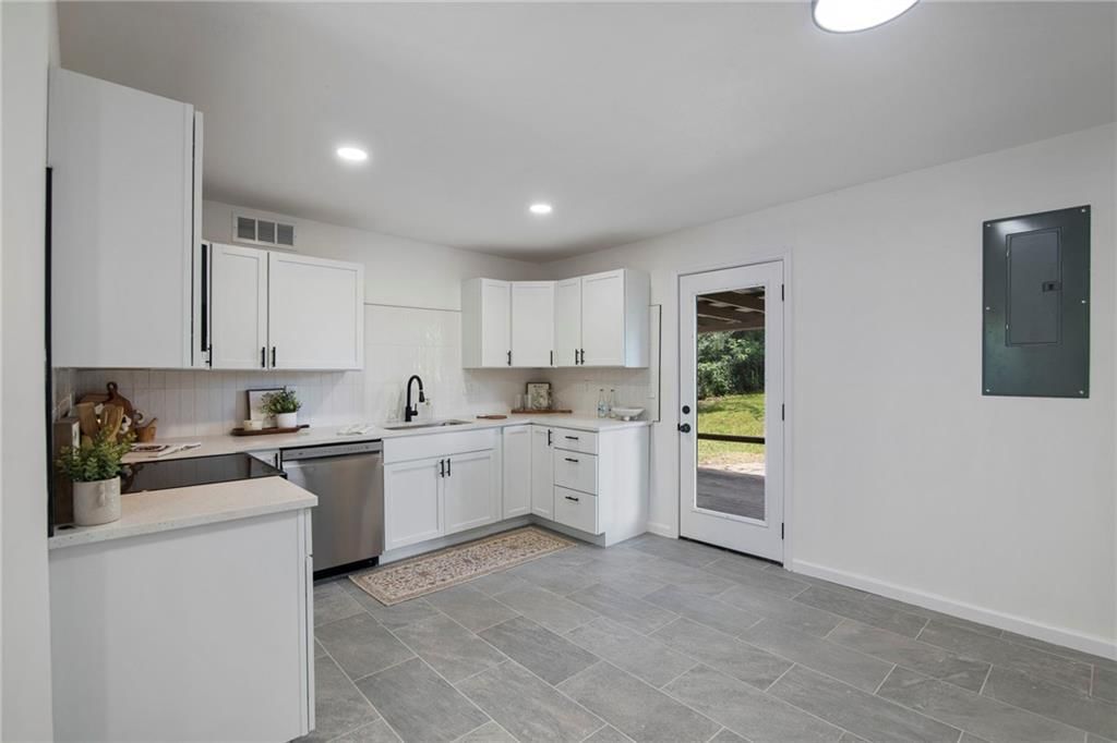 Photo 11 of 32 - 2611 Yates Avenue