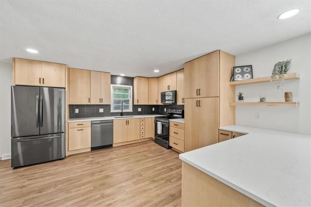Photo 5 of 29 - 840 W Larkspur Street