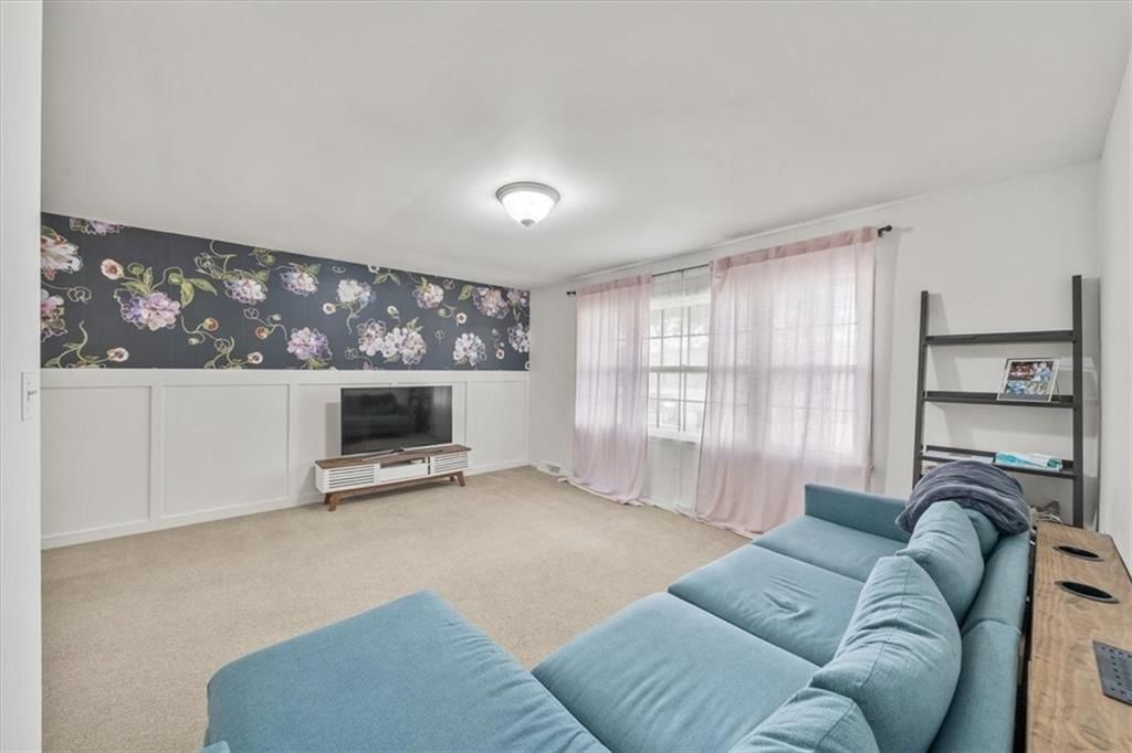 Photo 9 of 29 - 840 W Larkspur Street