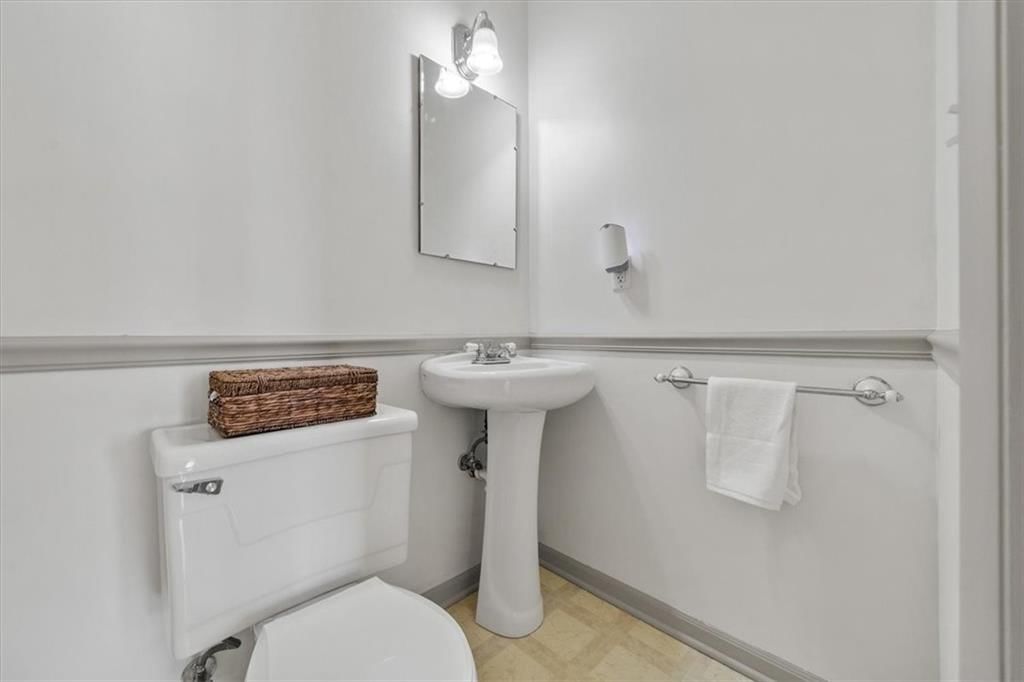 Photo 11 of 29 - 840 W Larkspur Street