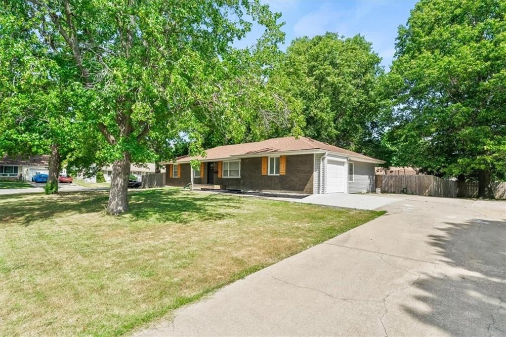 Photo 27 of 29 - 840 W Larkspur Street