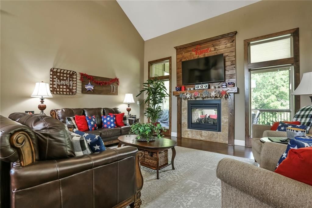 Photo 5 of 44 - 4521 LAKECREST Drive