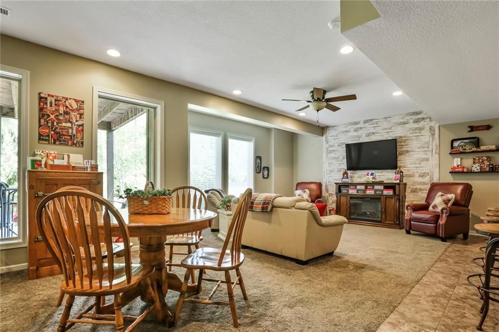 Photo 31 of 44 - 4521 LAKECREST Drive
