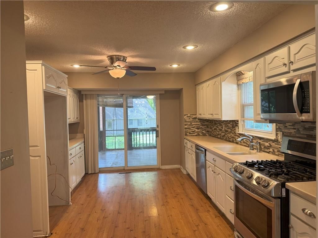 9818 Melrose Street — photo 4