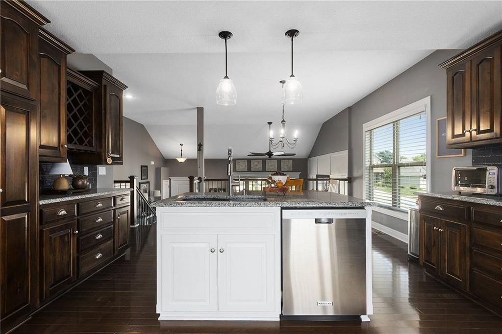 9008 N MERSINGTON Avenue — photo 10