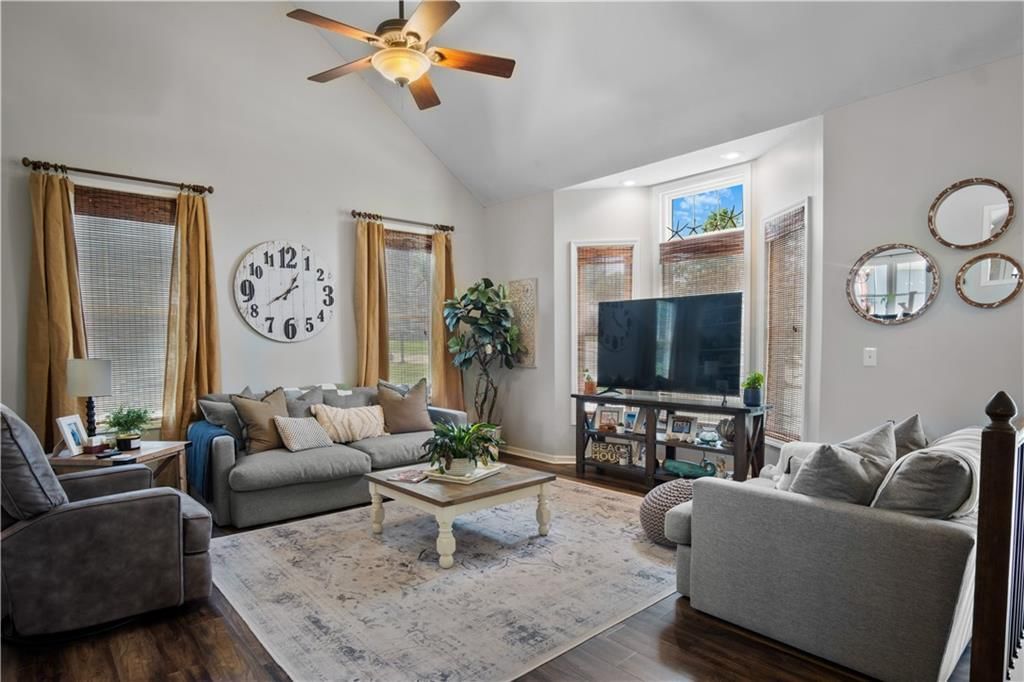 Photo 8 of 42 - 303 Shoreview Drive