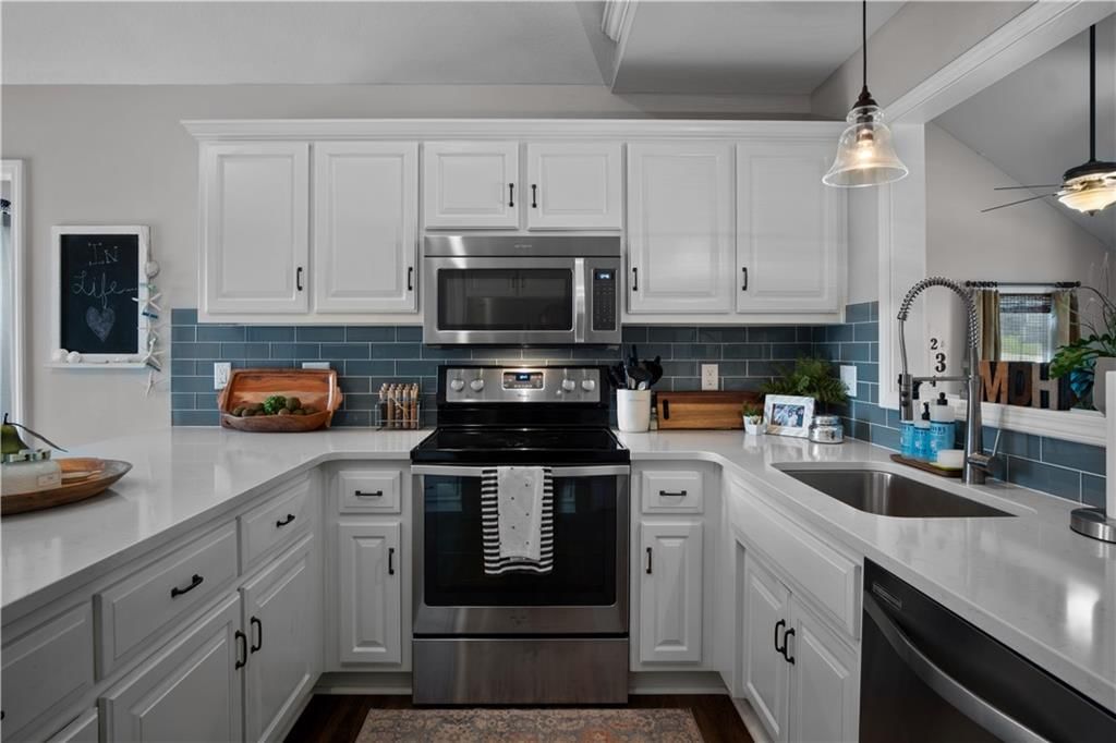 Photo 13 of 42 - 303 Shoreview Drive