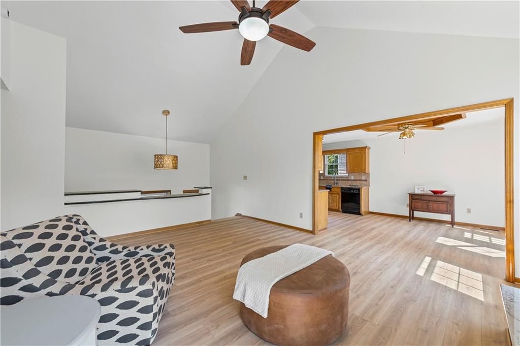 Photo 5 of 38 - 215 Pinetree Drive