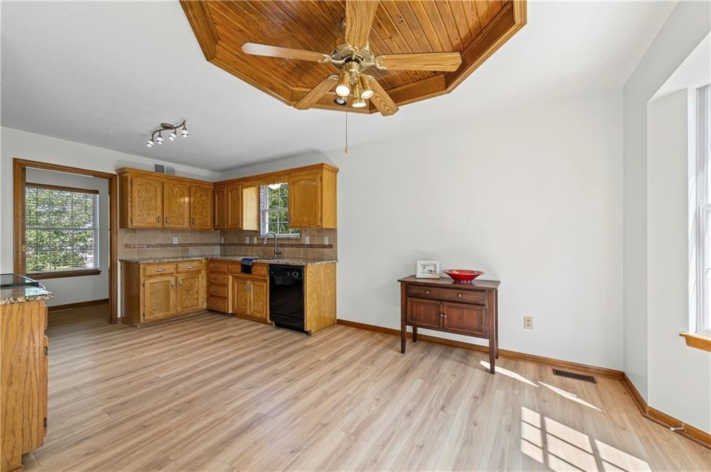 Photo 6 of 38 - 215 Pinetree Drive