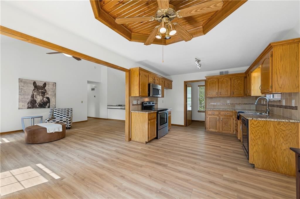 Photo 7 of 38 - 215 Pinetree Drive