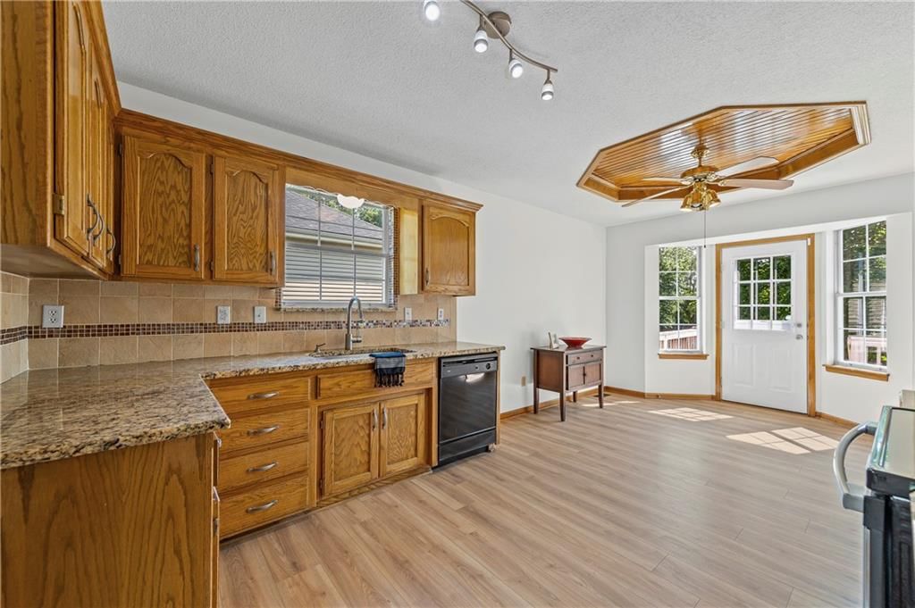Photo 9 of 38 - 215 Pinetree Drive
