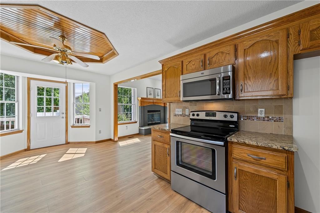Photo 10 of 38 - 215 Pinetree Drive