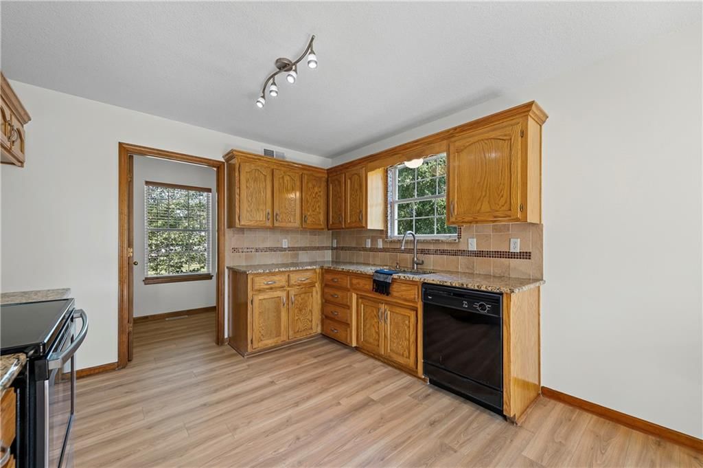 Photo 11 of 38 - 215 Pinetree Drive