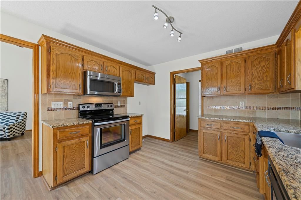 Photo 12 of 38 - 215 Pinetree Drive