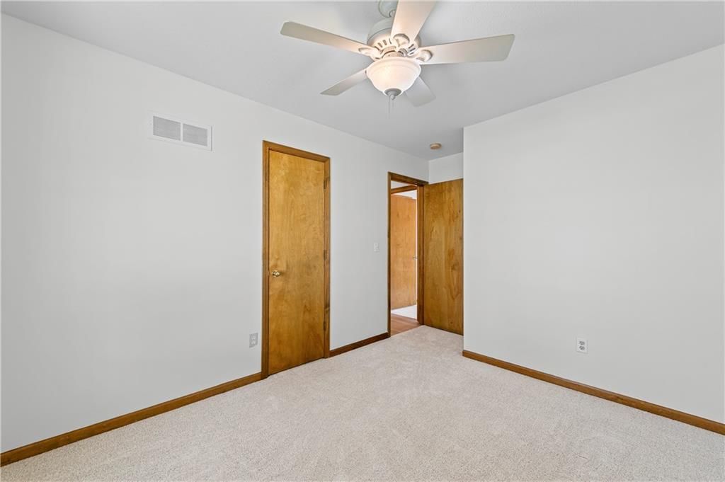Photo 18 of 38 - 215 Pinetree Drive
