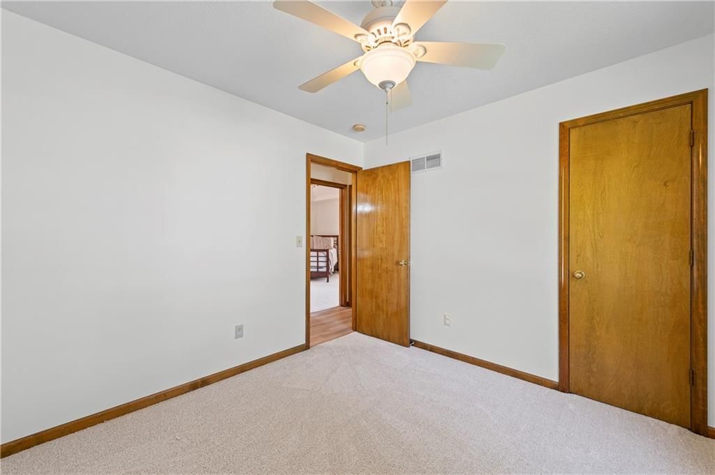 Photo 19 of 38 - 215 Pinetree Drive