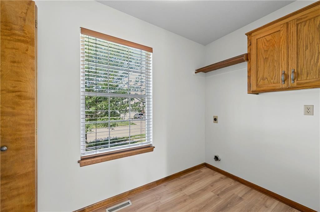 Photo 31 of 38 - 215 Pinetree Drive