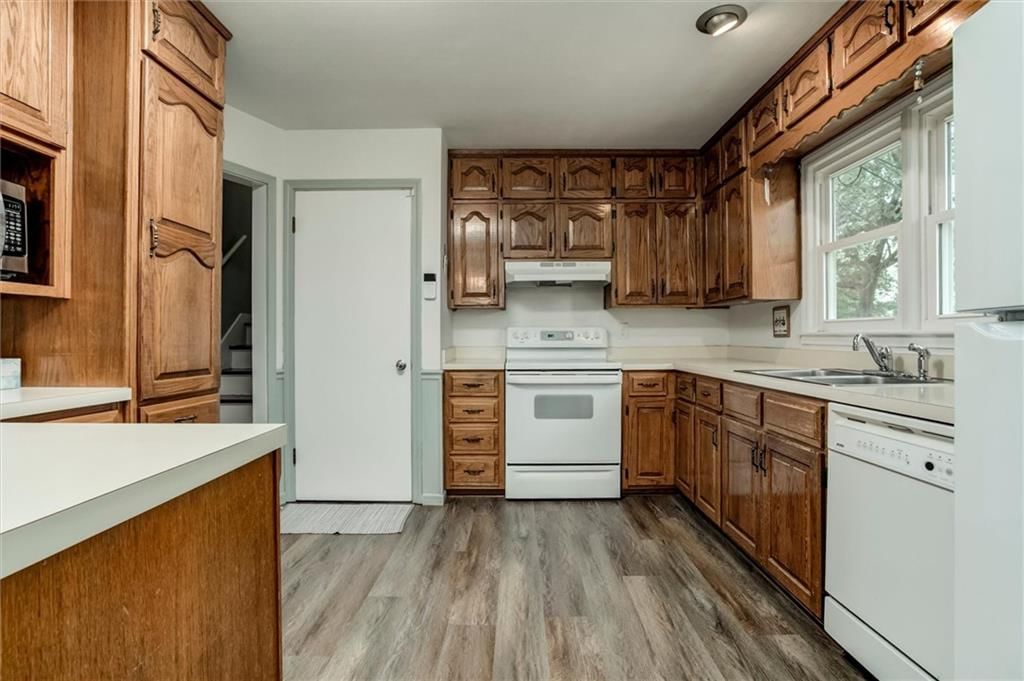 Photo 8 of 32 - 7918 Overton Drive