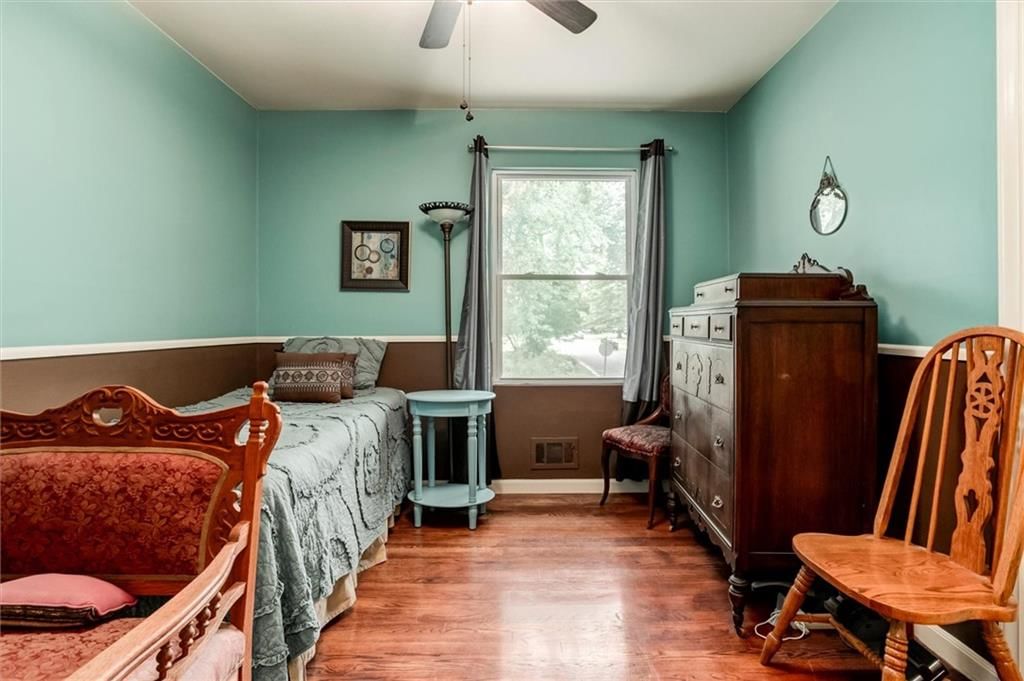 Photo 11 of 32 - 7918 Overton Drive