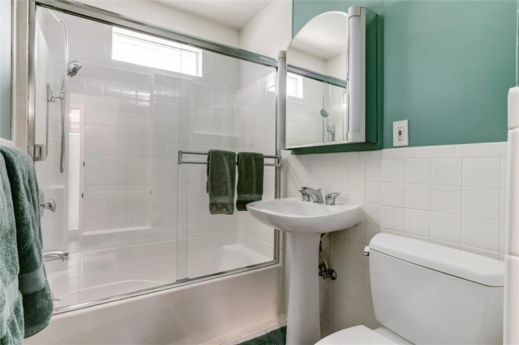 Photo 12 of 32 - 7918 Overton Drive