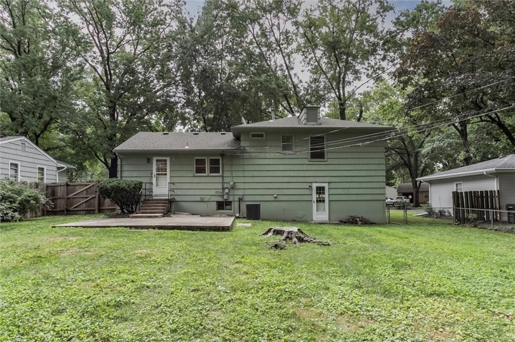 Photo 24 of 32 - 7918 Overton Drive