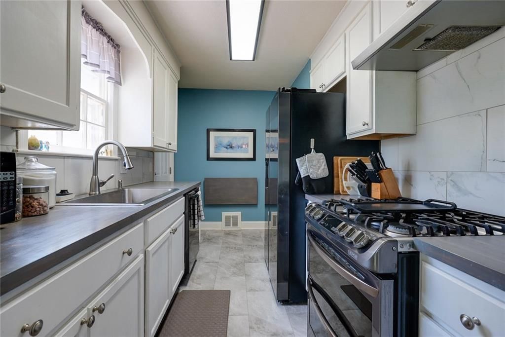 Photo 9 of 29 - 1421 W 28th Terrace