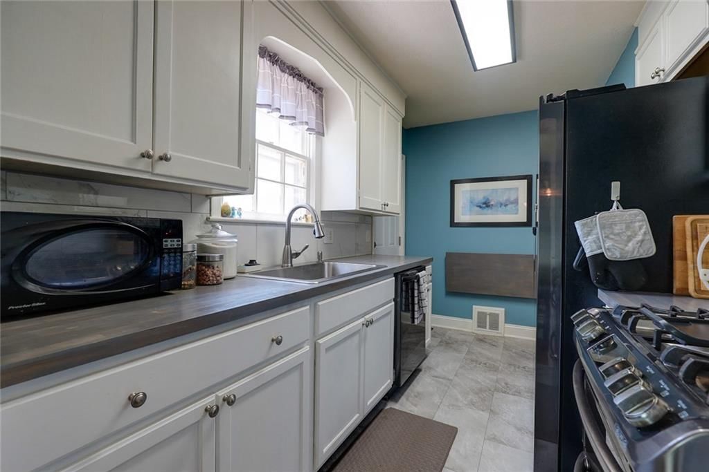 Photo 10 of 29 - 1421 W 28th Terrace