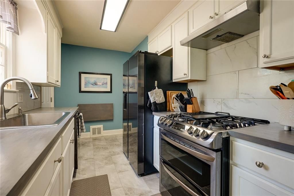Photo 11 of 29 - 1421 W 28th Terrace