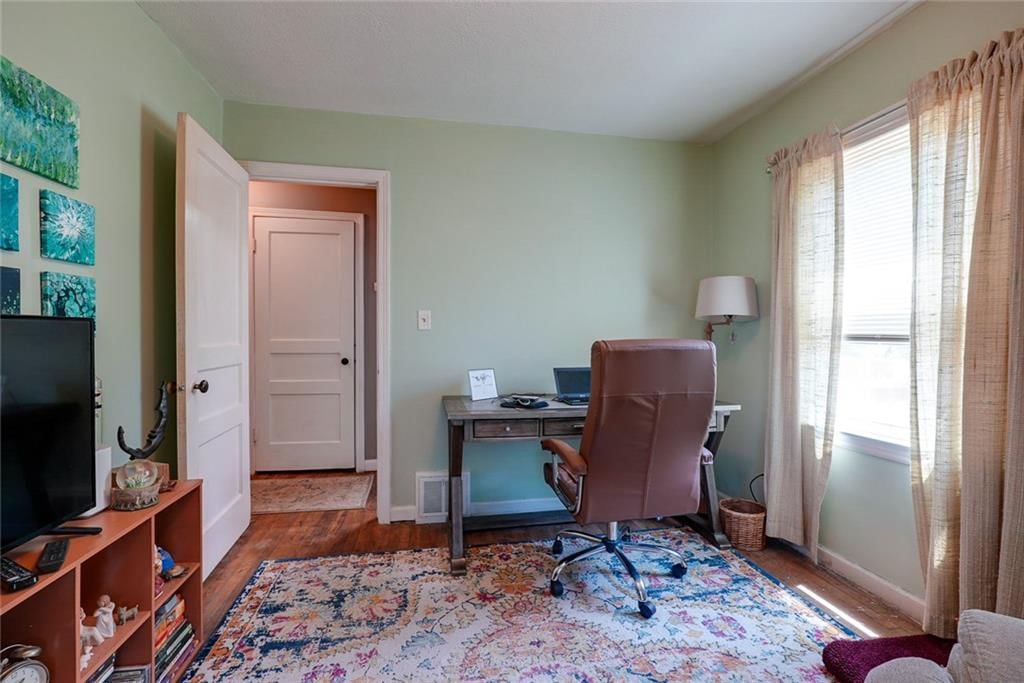 Photo 14 of 29 - 1421 W 28th Terrace