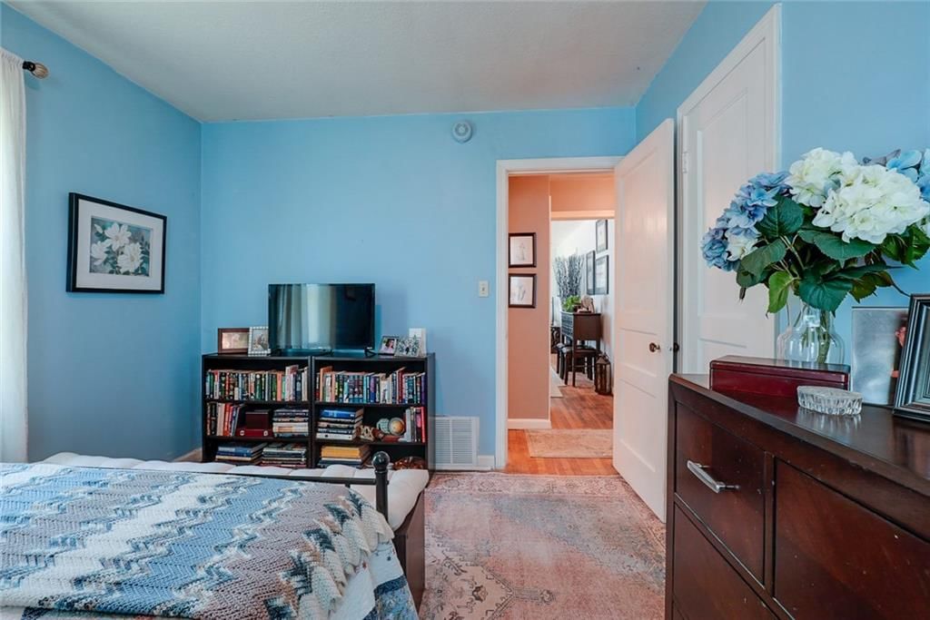 Photo 18 of 29 - 1421 W 28th Terrace