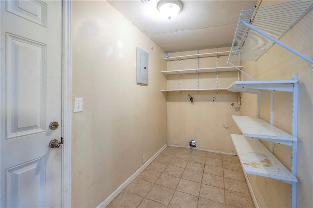 Photo 6 of 16 - 7028 Walmer Street