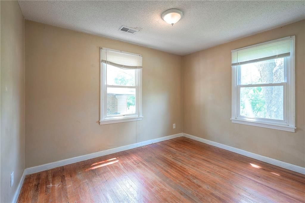 Photo 11 of 16 - 7028 Walmer Street
