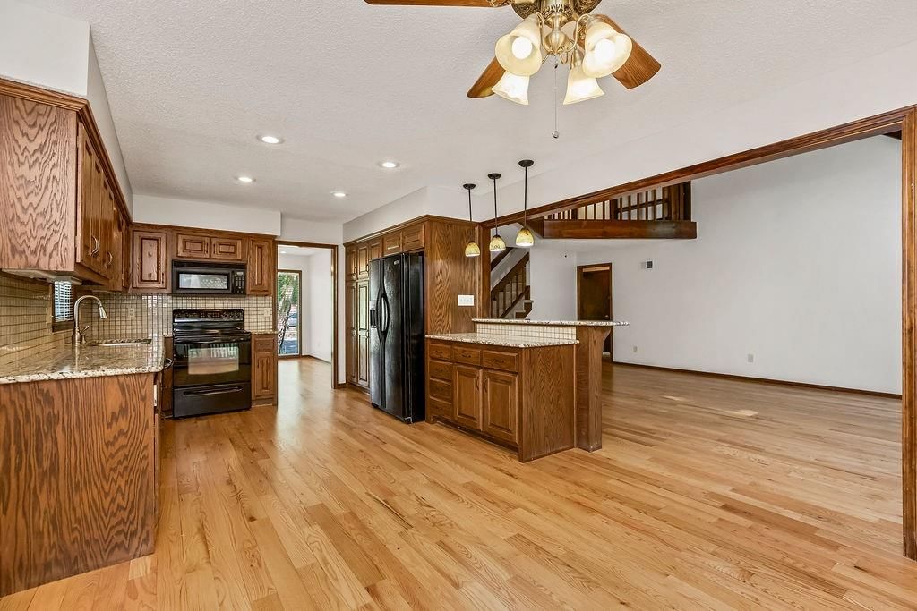 Photo 8 of 39 - 15405 W 90th Street