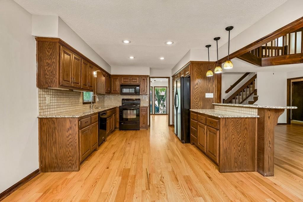 Photo 9 of 39 - 15405 W 90th Street