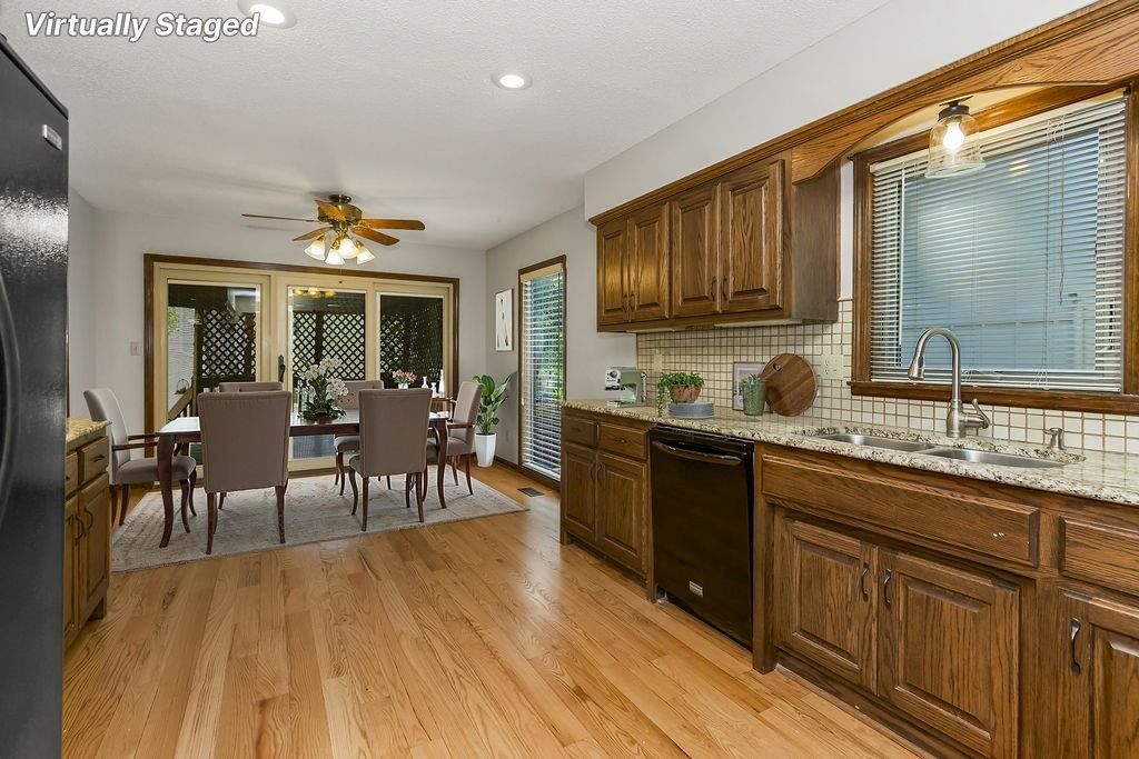 Photo 10 of 39 - 15405 W 90th Street