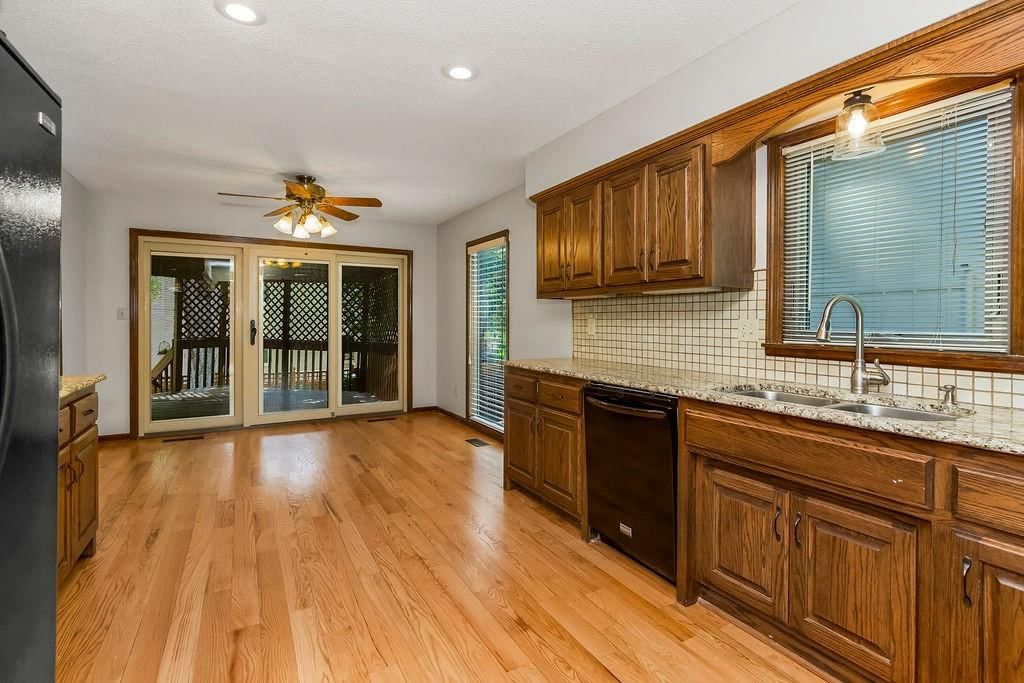 Photo 11 of 39 - 15405 W 90th Street