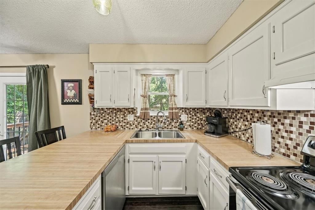 Photo 11 of 27 - 16304 W 126 Street