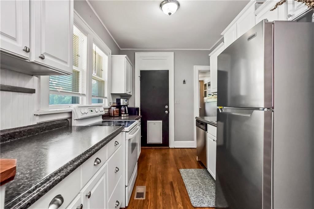 Photo 9 of 28 - 4234 Genessee Street