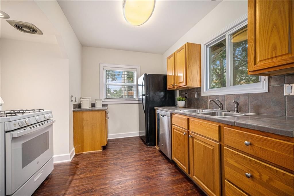 Photo 9 of 28 - 730 E 63rd Terrace
